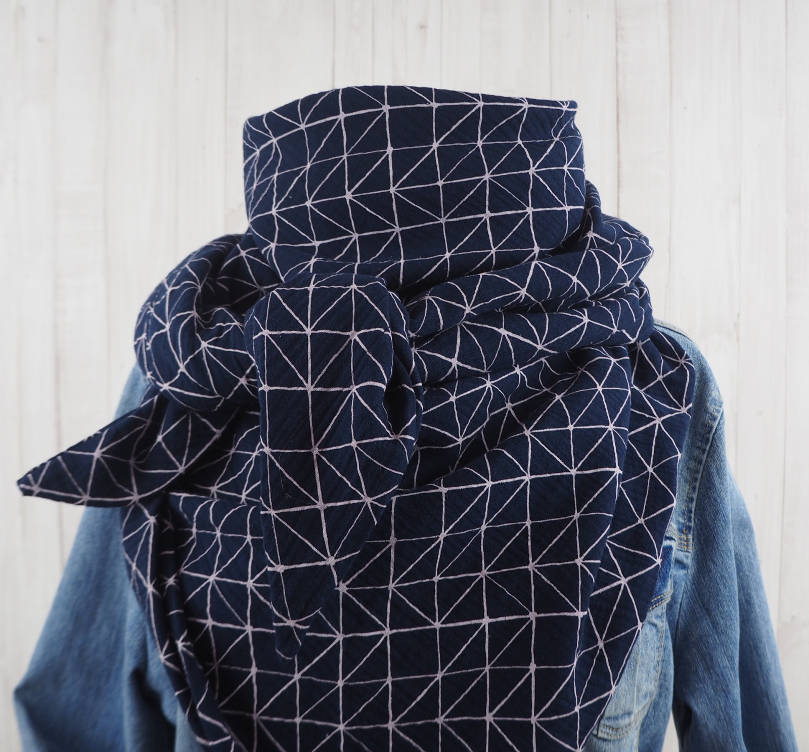 Tuch Dreieckstuch Musselin Damen Schal dunkelblau mit weißen Linien XXL Tuch aus Baumwolle Mamatuch 2