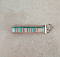 Kurzes Schlüsselband aus Gurtband in rosa - verziert mit einem gestreiften Webband und einer