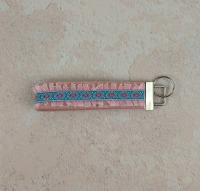 Kurzes Schlüsselband aus Gurtband in rosa - verziert mit Rüschen und Webband in petrol mit kleinen