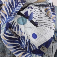 Tuch Dreieckstuch Musselin Damen, Schal weiß mit Blättermuster in blau und braun, XXL Tuch aus