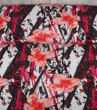 French Terry 17,96 EUR/m abstraktes Muster mit Hibiskusblüten - schwarz weiß pink - Stoffe Meterwa
