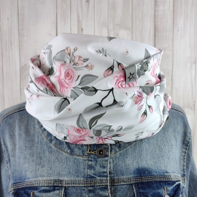 Loop Schlauchschal weiß mit romantischem Rosenmuster - Schal für Damen aus Jersey - Versandkostenfreier Artikel