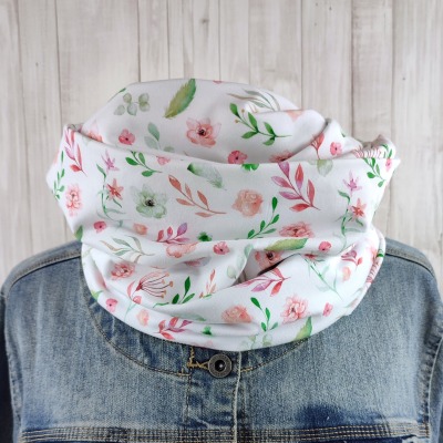 Loop Schlauchschal weiß mit kleinem Blumenmuster in lachsrosa und grün - Schal für Damen aus