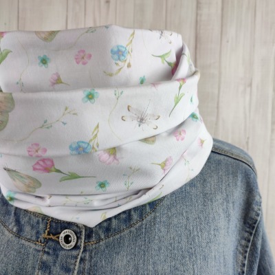 Loop Schlauchschal in weiß mit ganz zarten Blumen und Schmetterlingen in rosa und hellblau - Schal für Damen aus Jersey - Versandkostenfreier Artikel