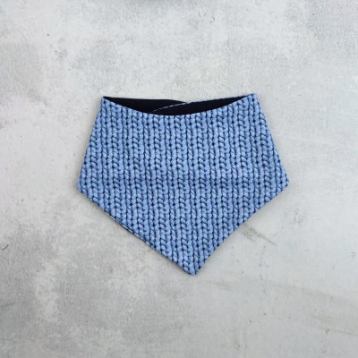 Halstuch Dreieckstuch für Babys und Kleinkinder, aus hellblauem Sweatshirtstoff mit Strickoptik,
