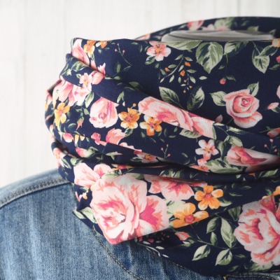 Loop Schlauschal dunkelblau mit romantischem Rosenmuster - Schal für Damen aus Jersey - Versandkostenfreier Artikel