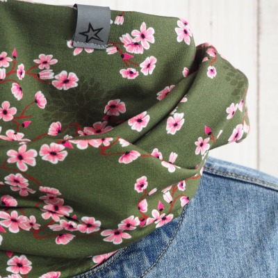 Loop Schlauschal oliv mit Kirschblüten und Lotusblüten - Schal für Damen aus Jersey - Versandkostenfreier Artikel