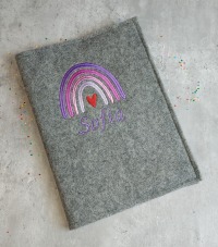 Zeugnismappe aus Wollfilz mit Regenbogen, personalisierbar