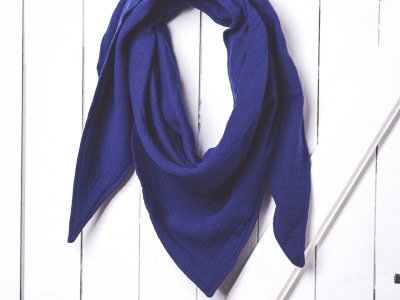 großes einfarbiges XL- Musselintuch einfarbig jeansblau dreieckig Tuch aus Musselin uni - Ein absolutes Must-have für den kommenden Herbst und Winter