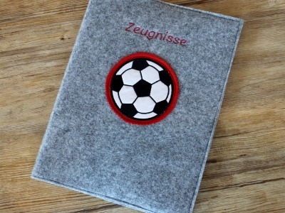 Zeugnismappe aus Wollfilz mit Fußballstickerei - inkl. Ringbuch zum einfachen Abheften aller Zeugni