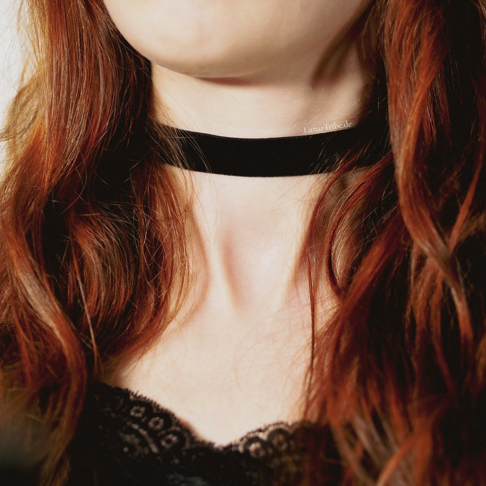 Schwarzer Choker aus elastischem Samtband 2