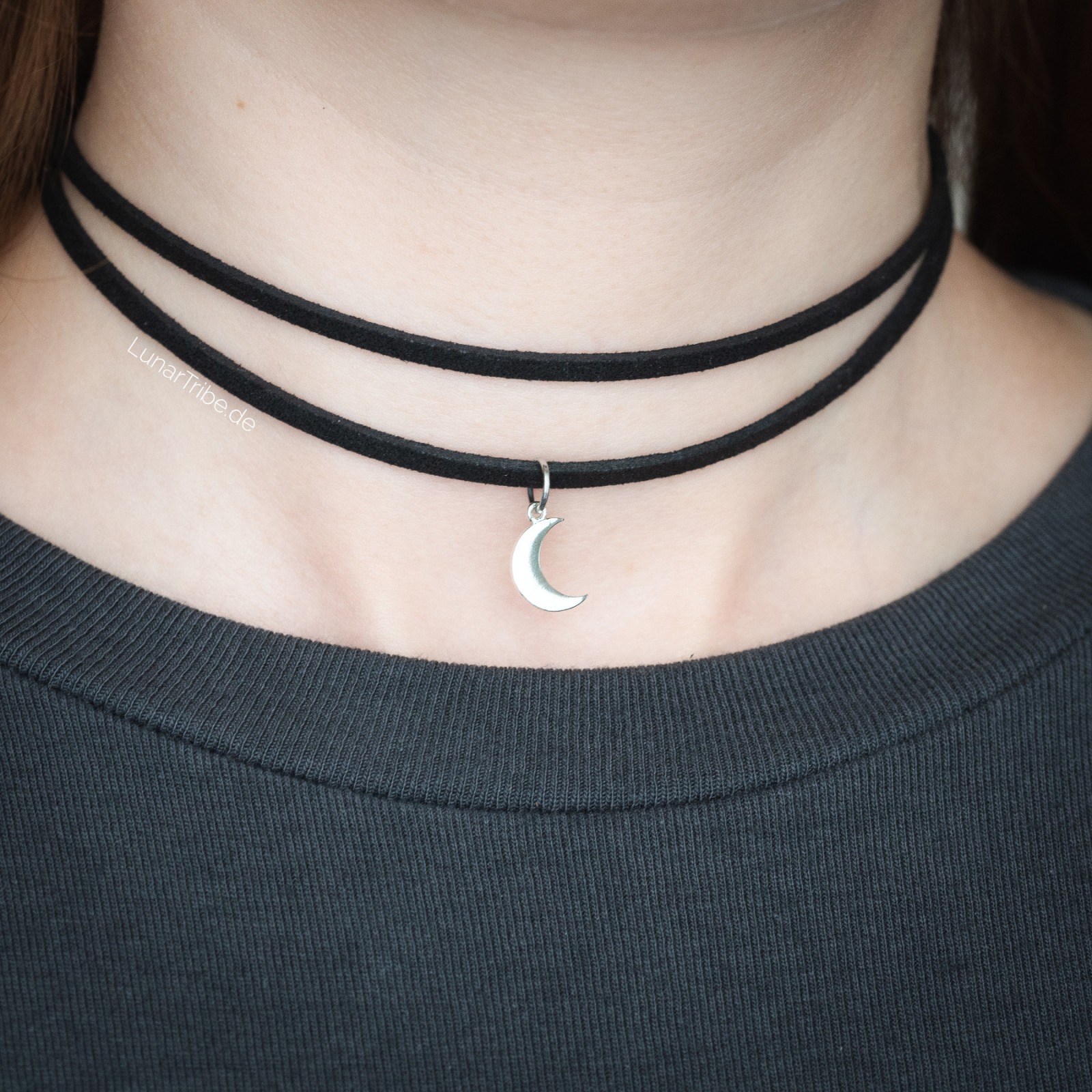 Schwarzer Wickelchoker mit goldenem Mond Anhänger 7