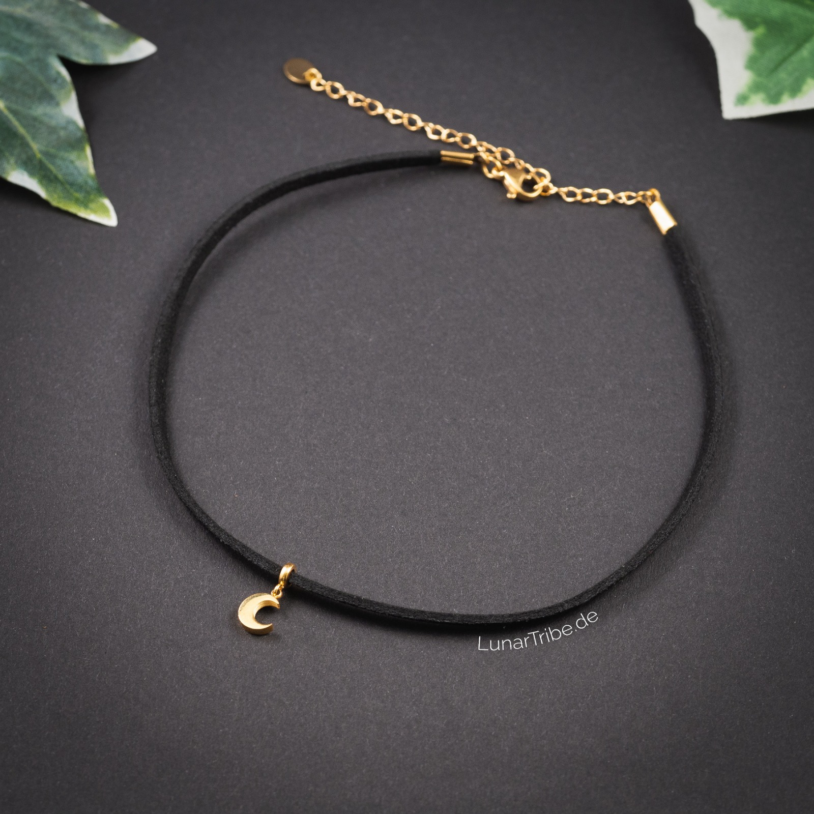 Schwarze Choker Kette mit goldenem Mond Anhänger 2