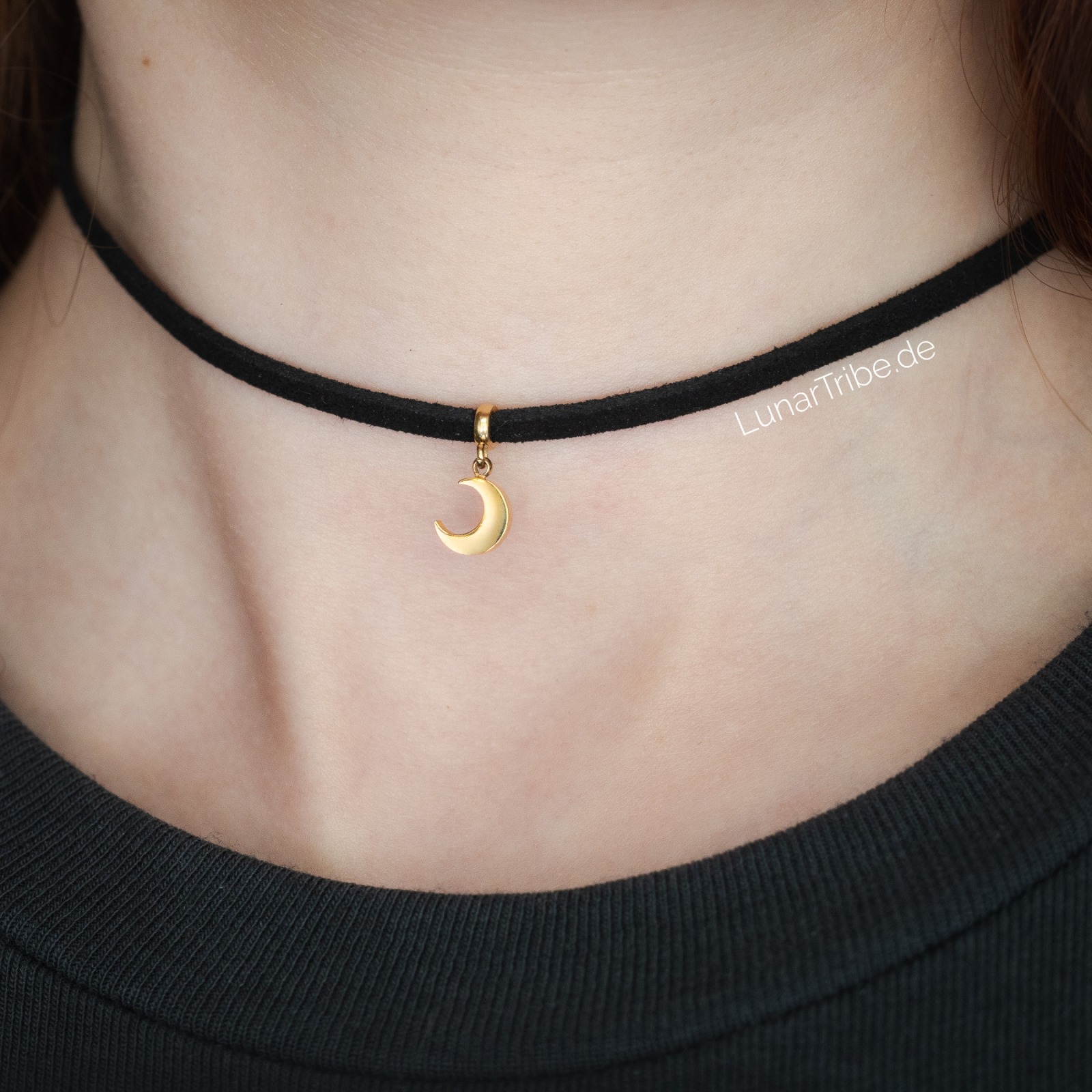 Schwarze Choker Kette mit goldenem Mond Anhänger 5