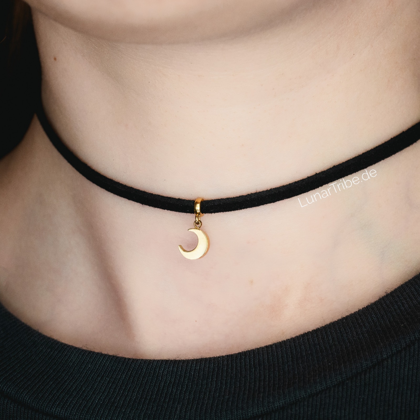 Schwarze Choker Kette mit goldenem Mond Anhänger