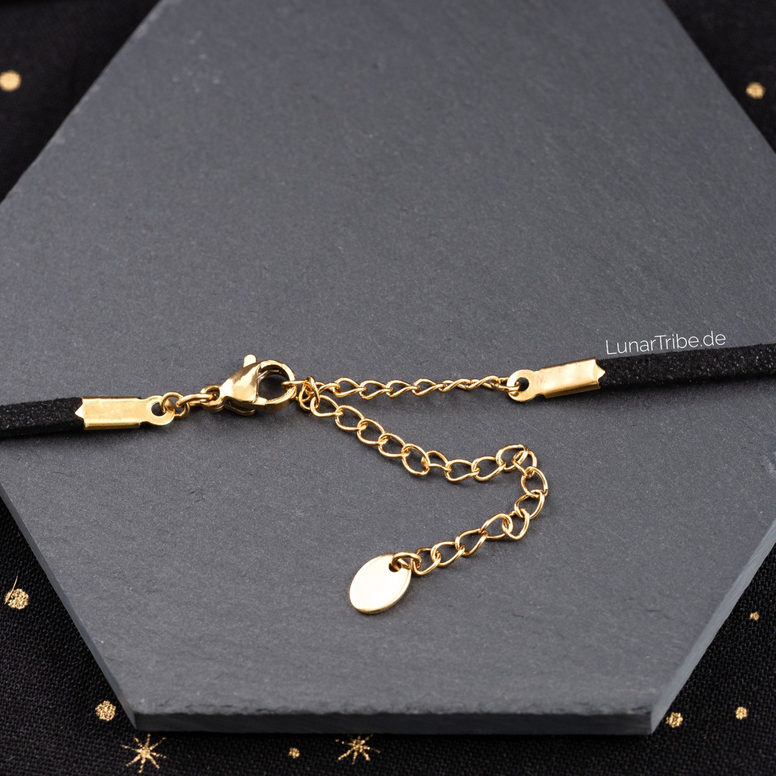 Schwarze Choker Kette mit goldenem Mond Anhänger 4