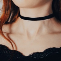 Schwarzer Choker aus elastischem Samtband