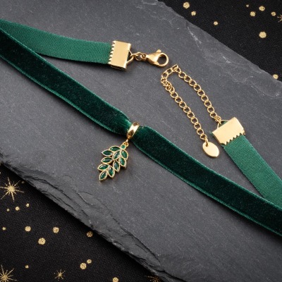 Waldgrüne Samt Choker Kette mit Farnblatt Anhänger - Die Schönheit des Waldes in einem edlen