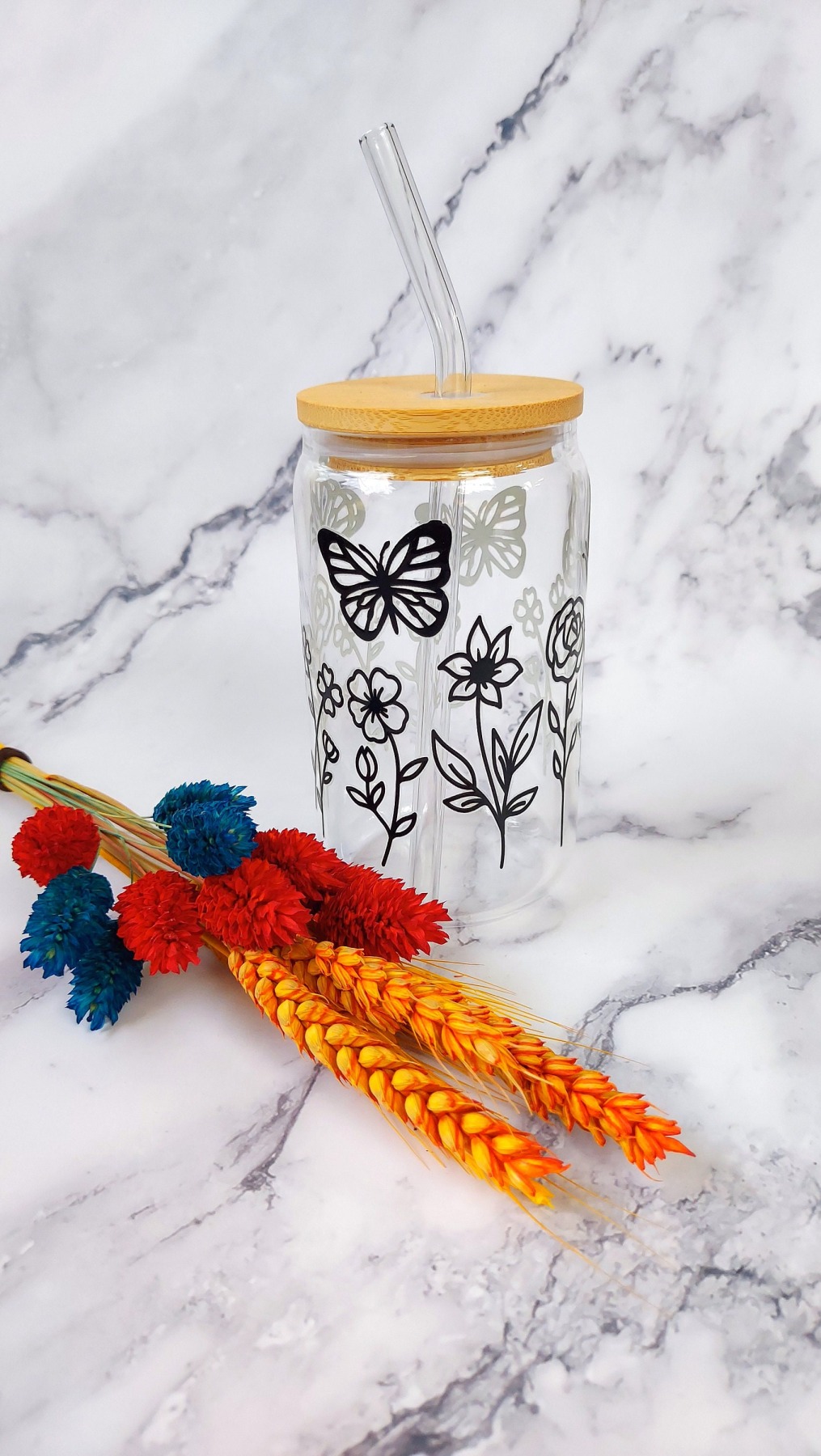 Trinkglas im mit minimalistischen Wildblumen und Schmetterlingen- Glas mit Bambusdeckel und