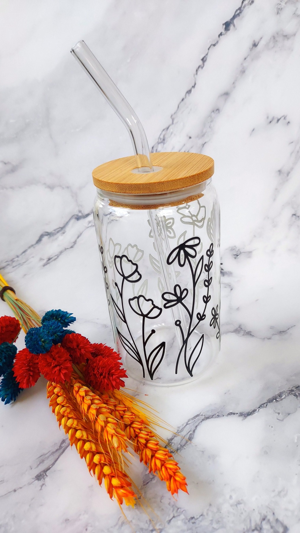 Trinkglas im mit minimalistischen Wildblumen und Schmetterlingen- Glas mit Bambusdeckel und