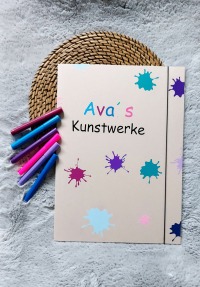 Personalisierbare Sammelmappen in A3 für die Kunstwerke aus dem Kindergarten mit Vinyl Farbflecken.