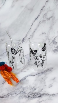 Trinkglas im mit minimalistischen Wildblumen und Schmetterlingen- Glas mit Bambusdeckel und