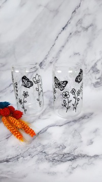 Trinkglas im mit minimalistischen Wildblumen und Schmetterlingen- Glas mit Bambusdeckel und