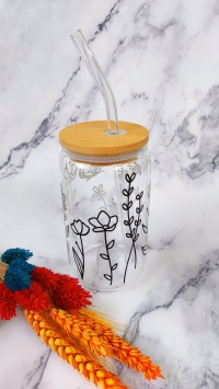 Trinkglas im mit minimalistischen Wildblumen und Schmetterlingen- Glas mit Bambusdeckel und