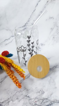 Trinkglas im mit minimalistischen Wildblumen und Schmetterlingen- Glas mit Bambusdeckel und