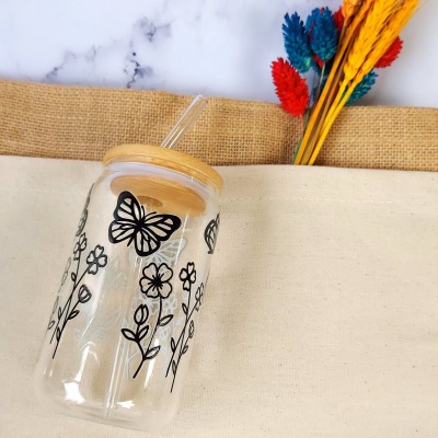 Trinkglas im mit minimalistischen Wildblumen und Schmetterlingen- Glas mit Bambusdeckel und