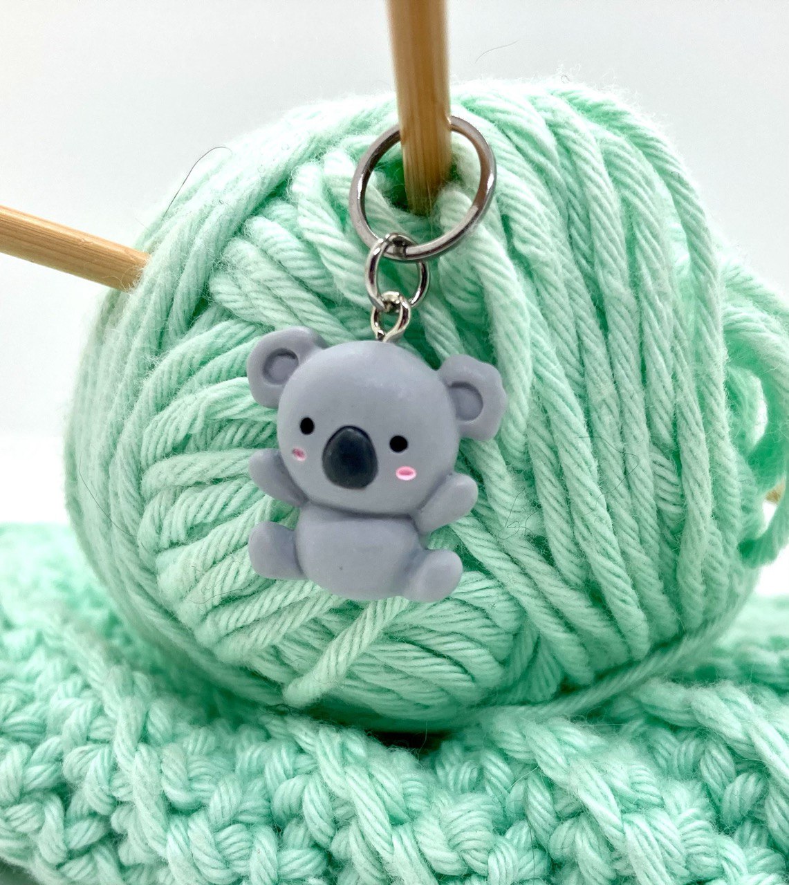 Maschenmarkierer mit Koala Anhänger zum Stricken und Häkeln mit Ring oder Karabinerhaken 2