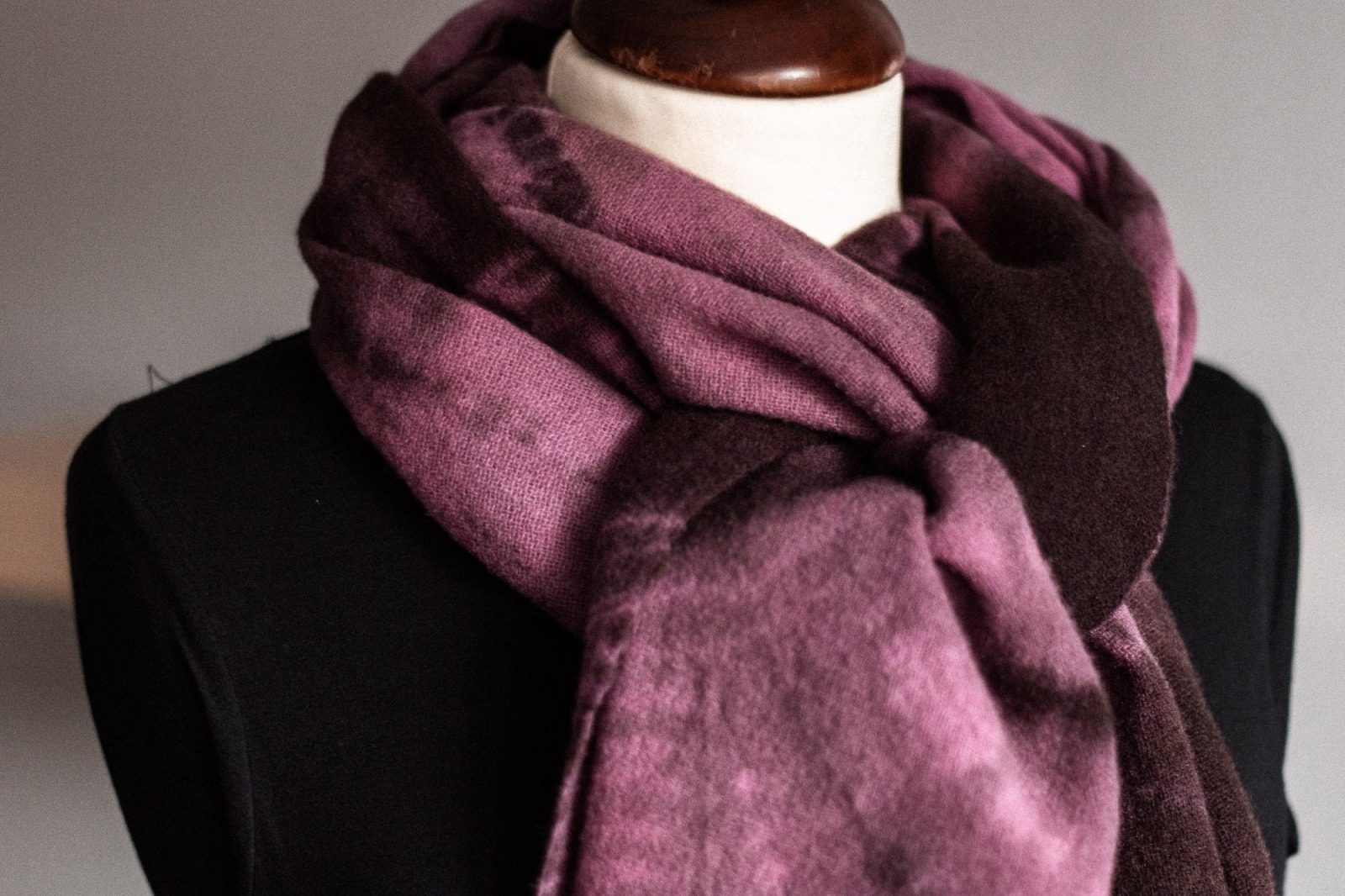 Schal FRIEDA aus feinem Wollstoff, kuschelig weich und mit toller Färbung in violett-braun 3