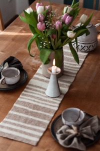 Tischläufer STRIMMA aus Schurwollfilz in weiß-beige perfekt für eine naturnahe Wohnatmosphäre 3