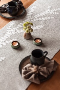 Tischläufer BLOOM aus feinem Wollfilz mit einem dezenten Muster in edlem hellgrau 5