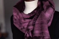 Schal FRIEDA aus feinem Wollstoff, kuschelig weich und mit toller Färbung in violett-braun