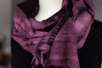 Schal FRIEDA aus feinem Wollstoff, kuschelig weich und mit toller Färbung in violett-braun 10