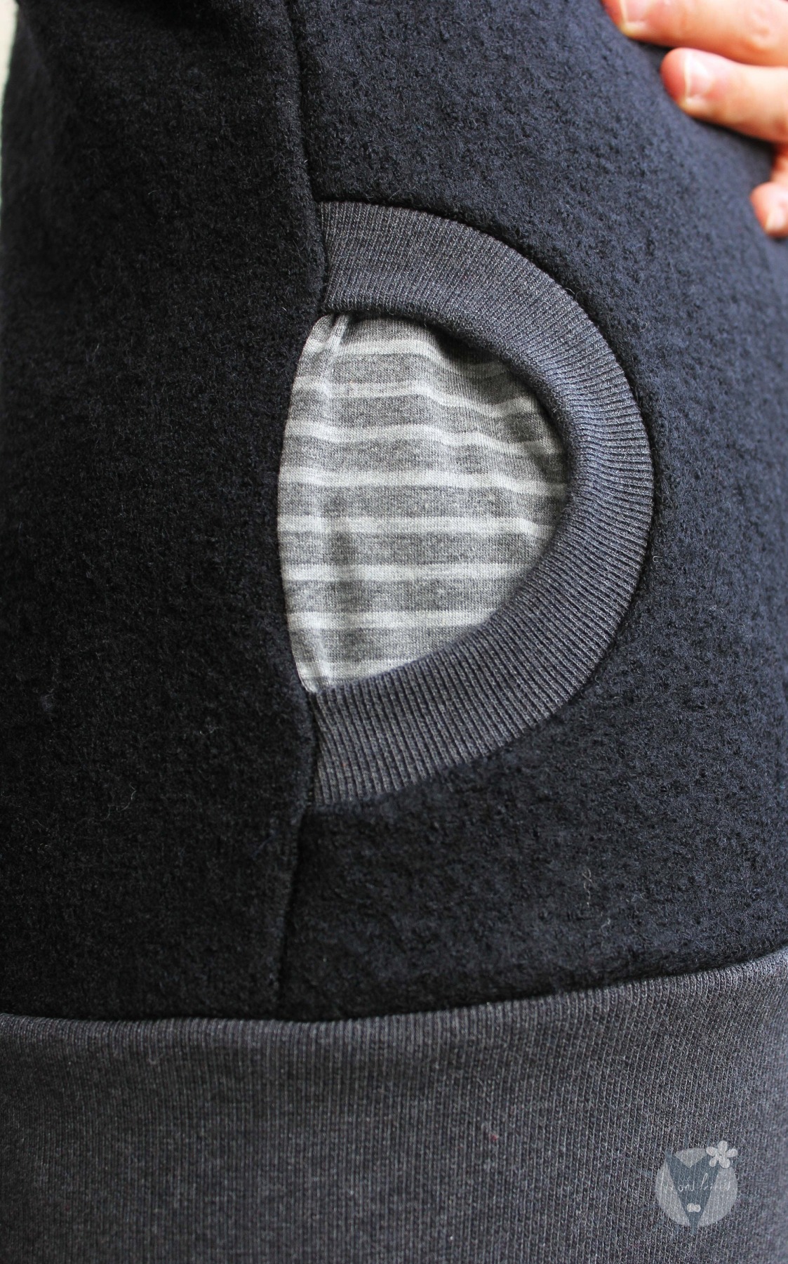 Wollpulli schwarz mit Streifen 3