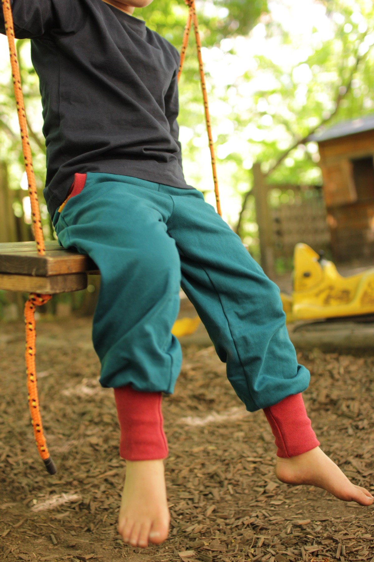 Tobehose für Kinder marineblau mit Regenbogenstreifen 8