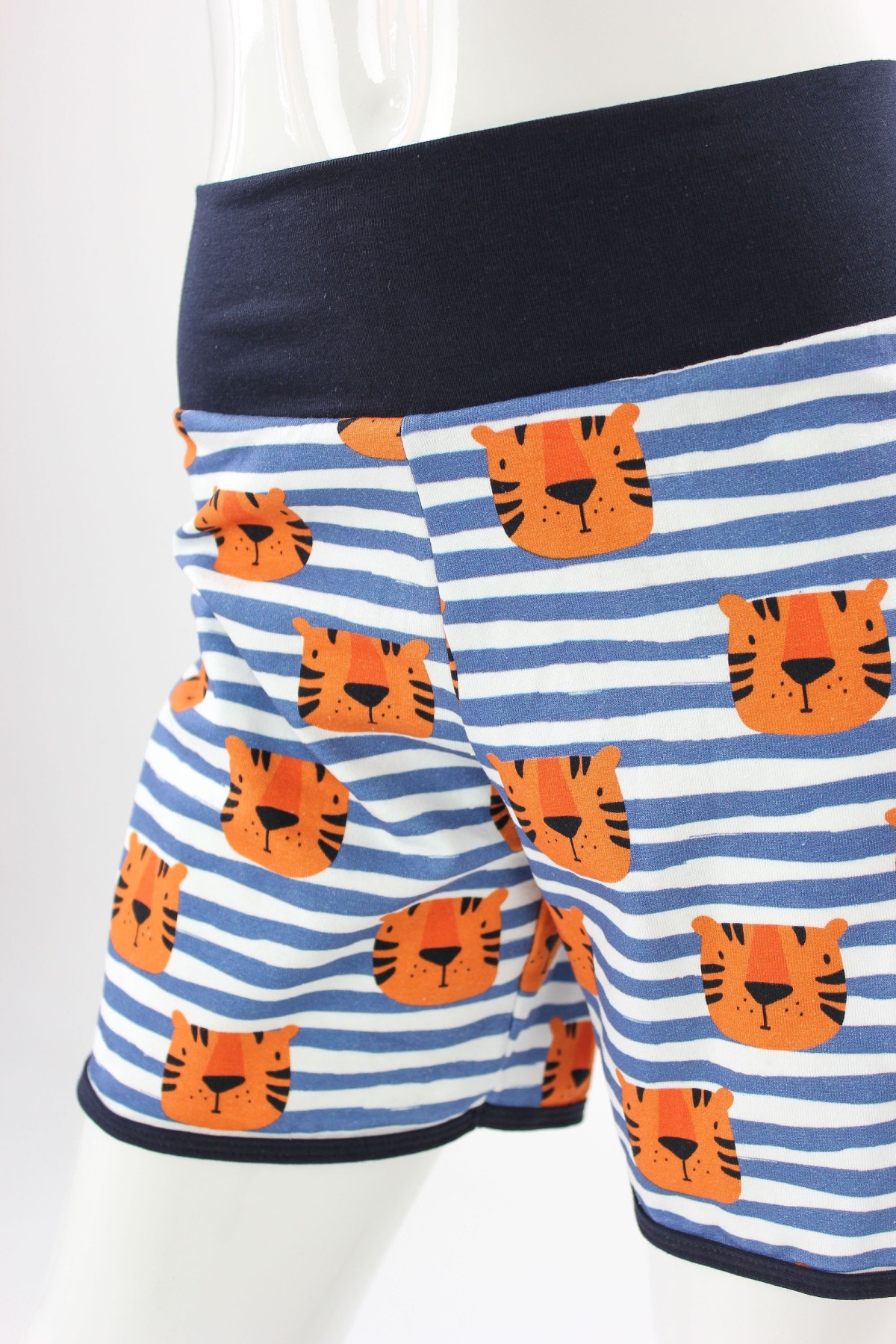 kurze Hose für Kinder blau weiß gestreift mit Tigern 6