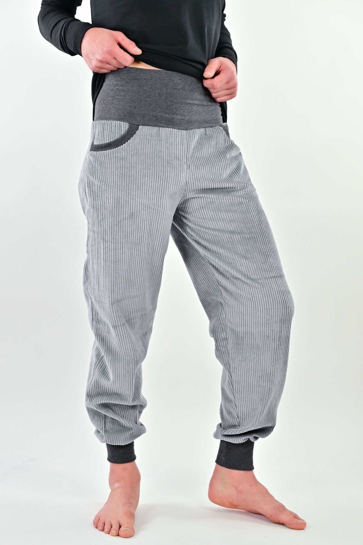 Cordhose hellgrau mit anthrazit Bündchen unisex 3