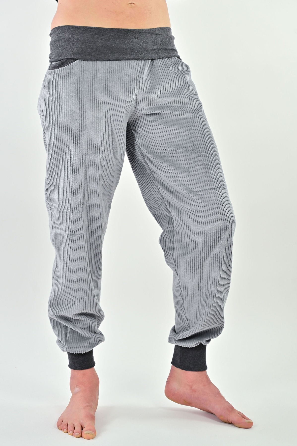 Cordhose hellgrau mit anthrazit Bündchen unisex 6