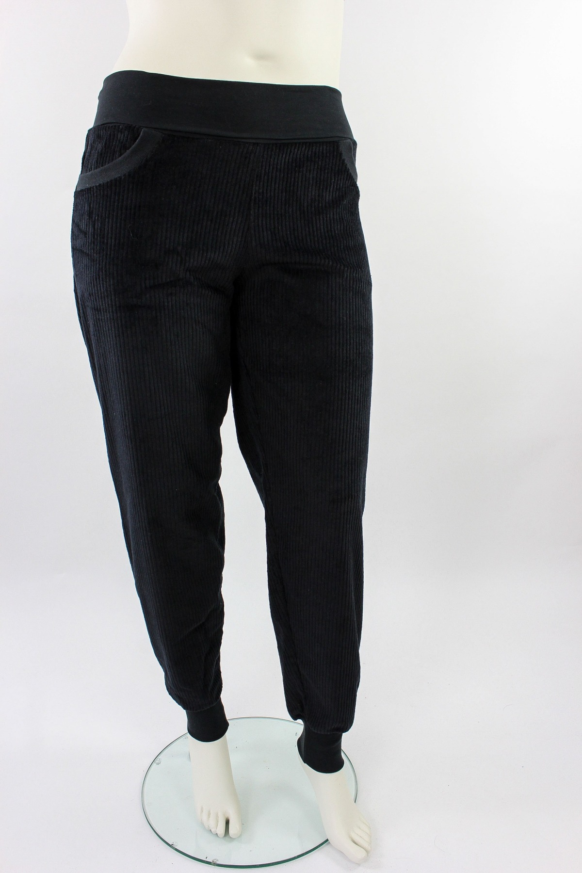 Cordhose schwarz mit schwarzen Bündchen unisex 9