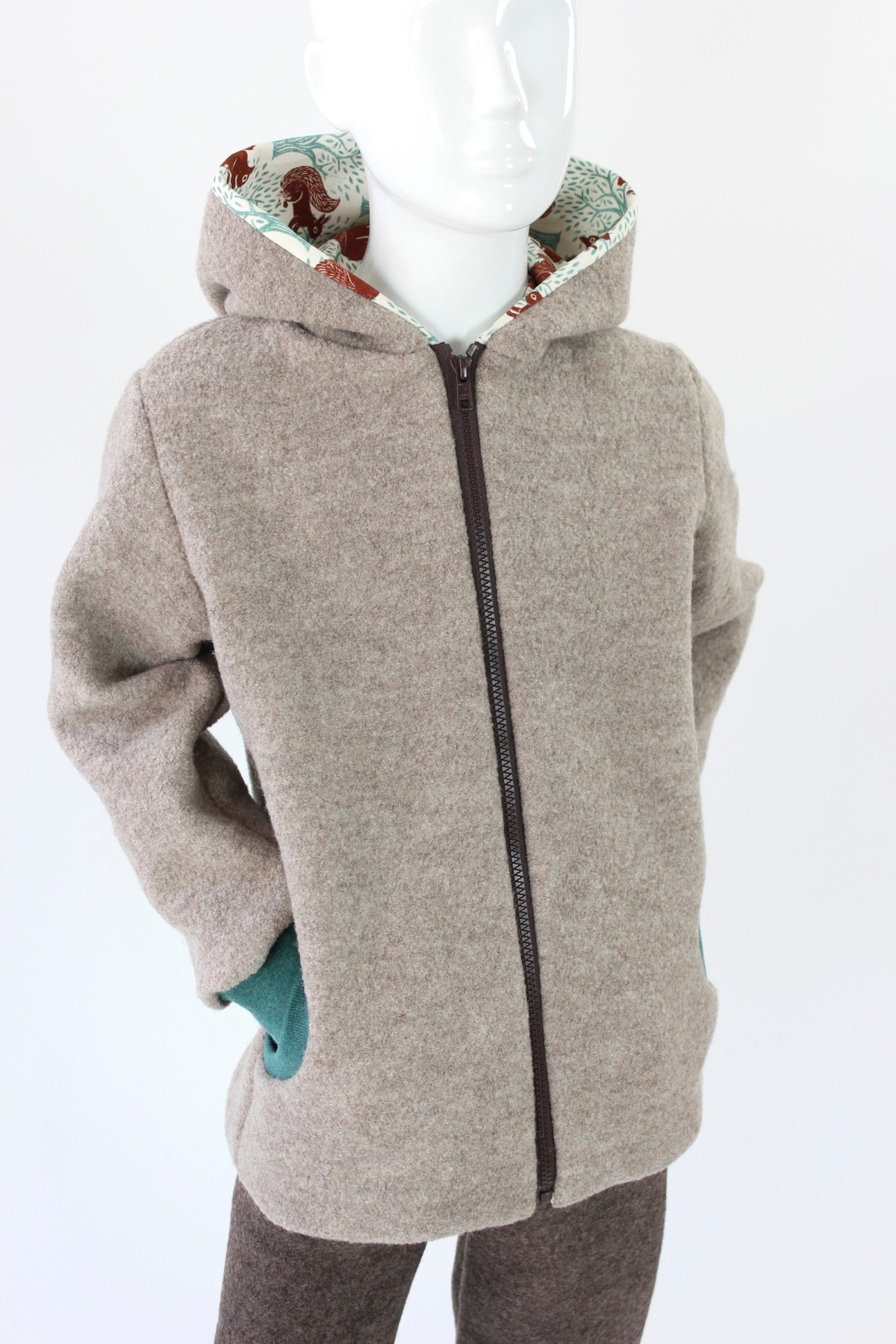 Wolljacke für Kinder beige mit Eichhörnchen 3