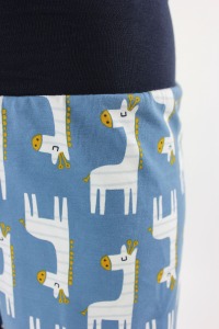 kurze Hose für Kinder blau mit Giraffen 5