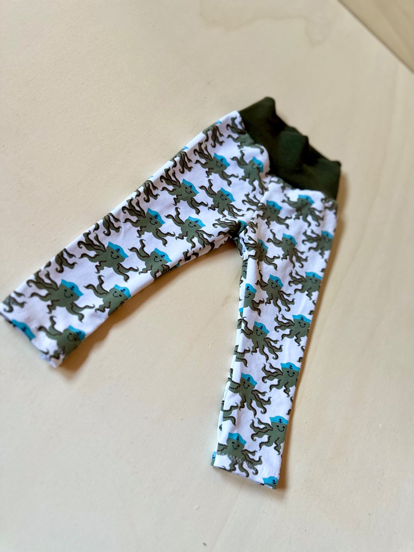 Handgefertigte Kinderleggings Oktopus Abenteuer 2