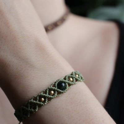 Armband Neela - Makrameearmband mit Edelsteinperle