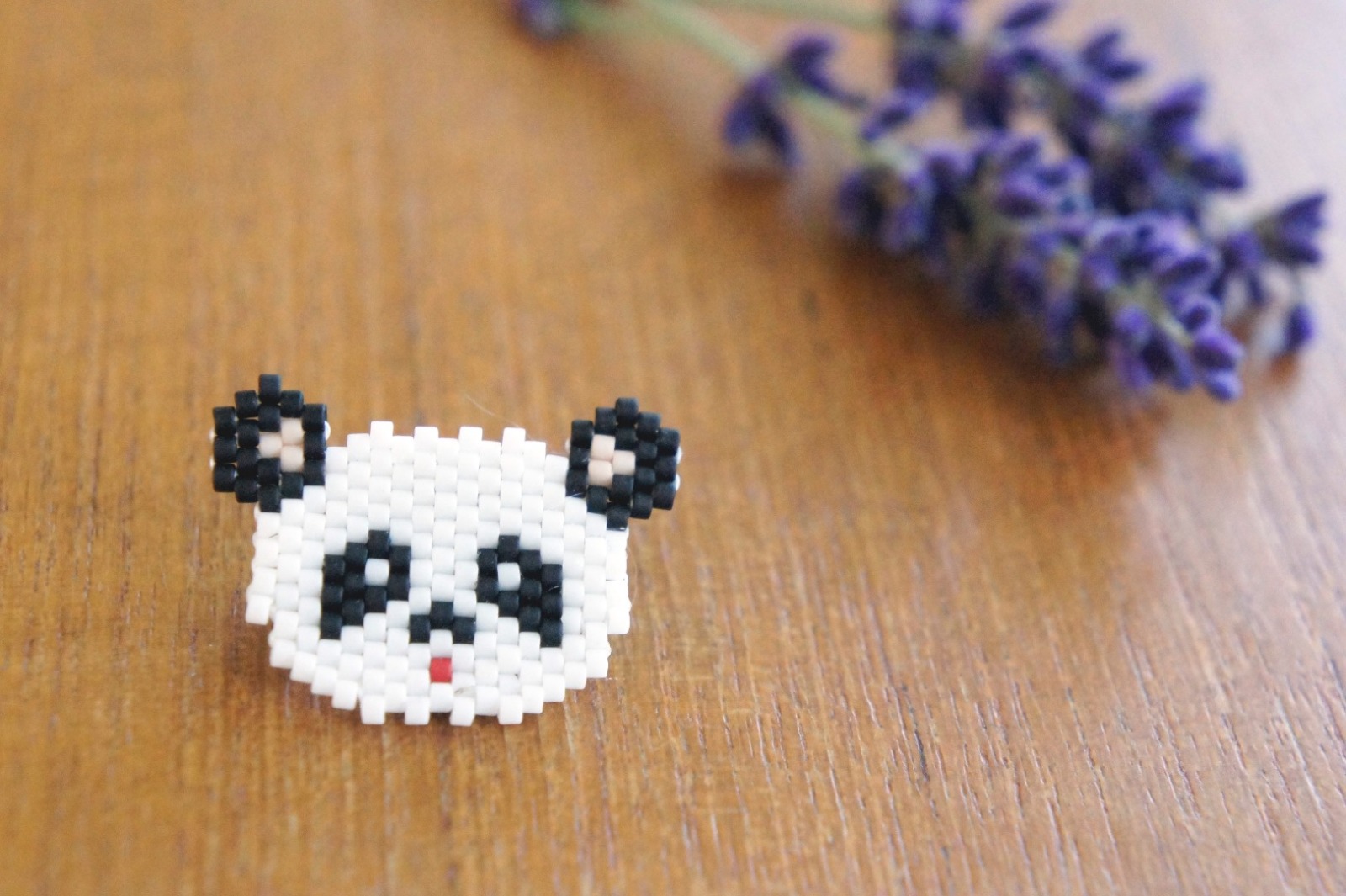 Brosche Pin Pandabär aus Miyukiperlen