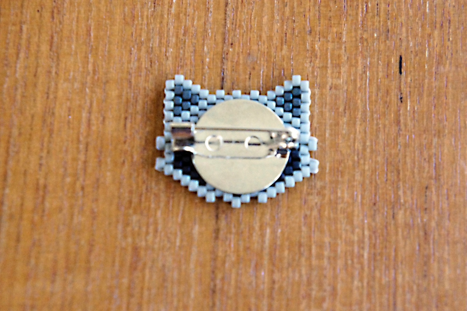 Brosche Pin Pandabär aus Miyukiperlen 4