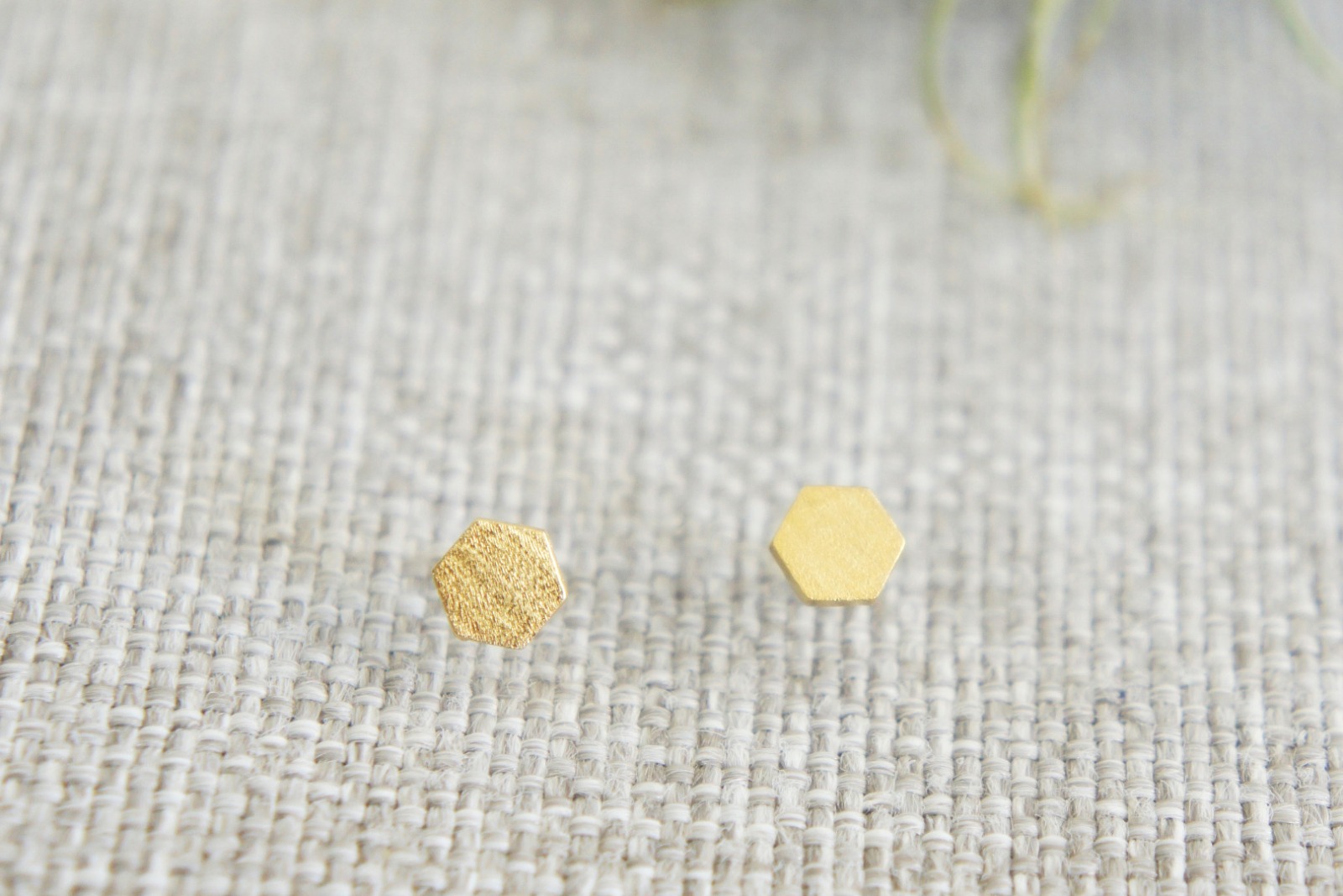 Kleine goldene Ohrstecker aus satiniertem Messing, Hexagon