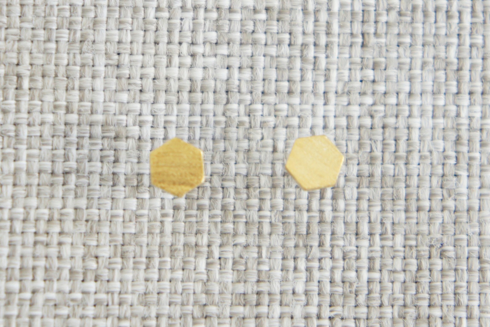Kleine goldene Ohrstecker aus satiniertem Messing Hexagon 2